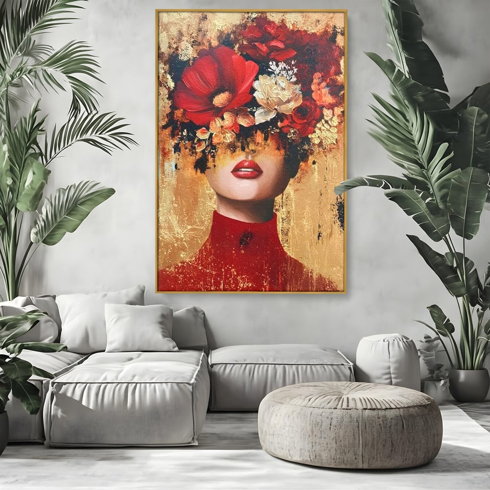 Tablou canvas cu tablou canvas cu portret de femeie si flori rosii, in rama de aluminiu auriu, pe perete intr-un living